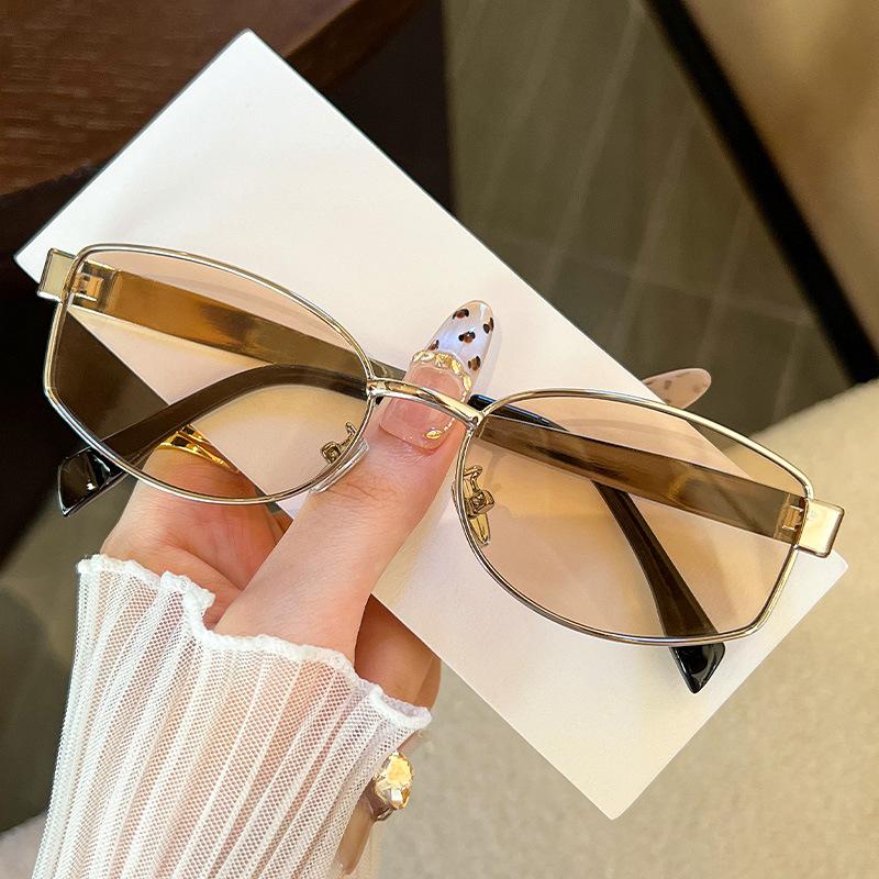 Korean version of fashionable new sunglasses female star travel photo UV protection sunshade tide plain makeup versatile sunglasses