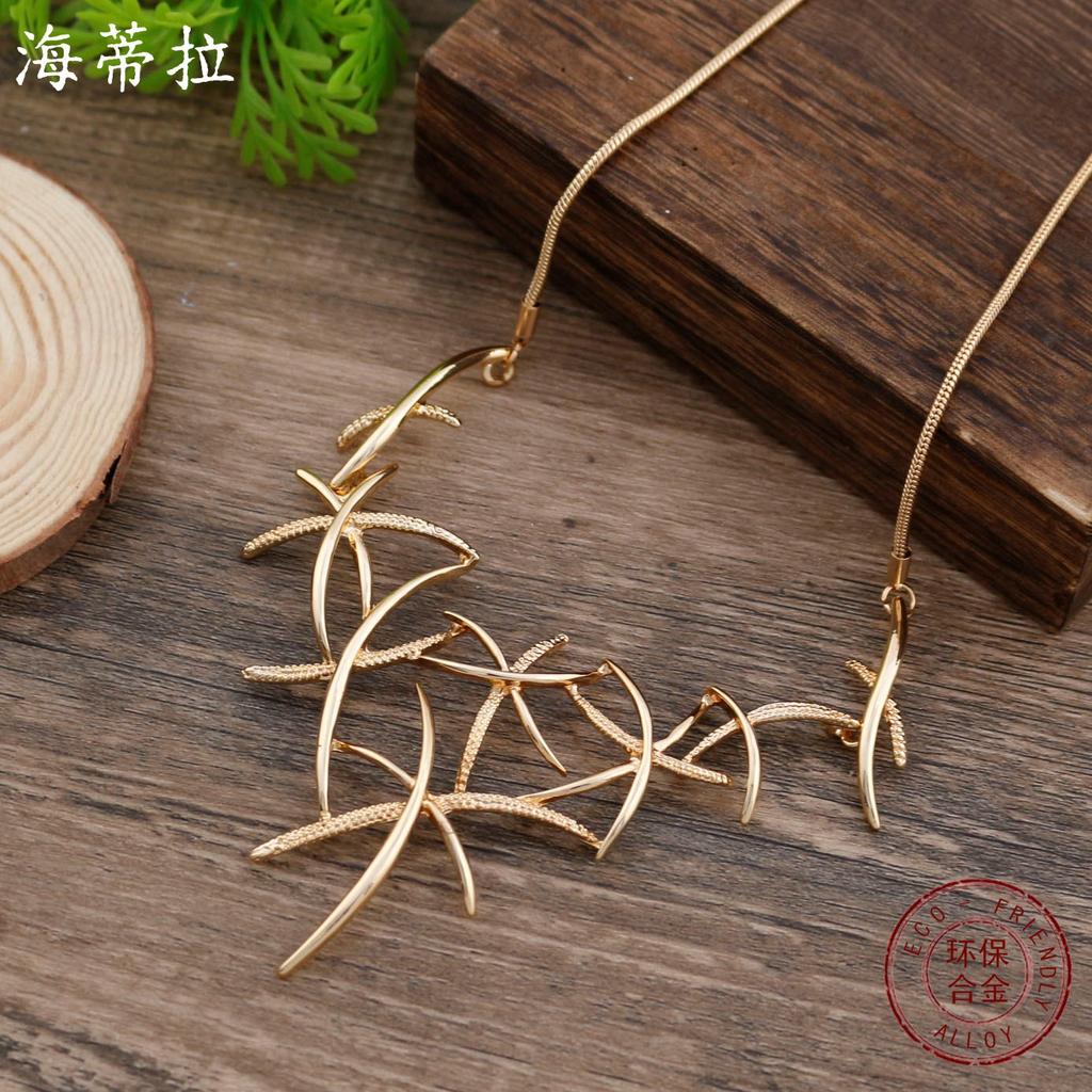 New Irregular Glossy Leaf Necklace, Ladies Premium Geometric Leaf Necklace