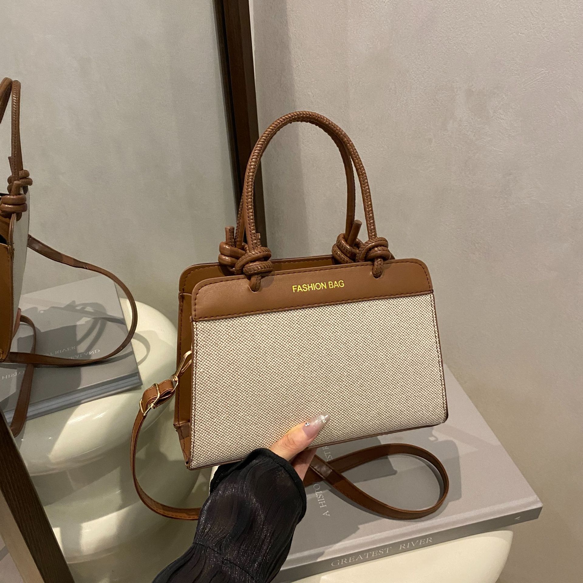 

New high-value 2025 new handbag atmospheric fashion versatile large-capacity shoulder bag light luxury messenger bag