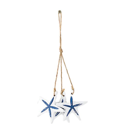 Rustikale Wanddekoration aus Holz im Küstenstil mit maritimen Strandmotiven, hängendem Ornament aus Juteseil, Seesternen, Meeresfischen und Segelboot – die perfekte Wanddekoration für Ihr Zimmer.