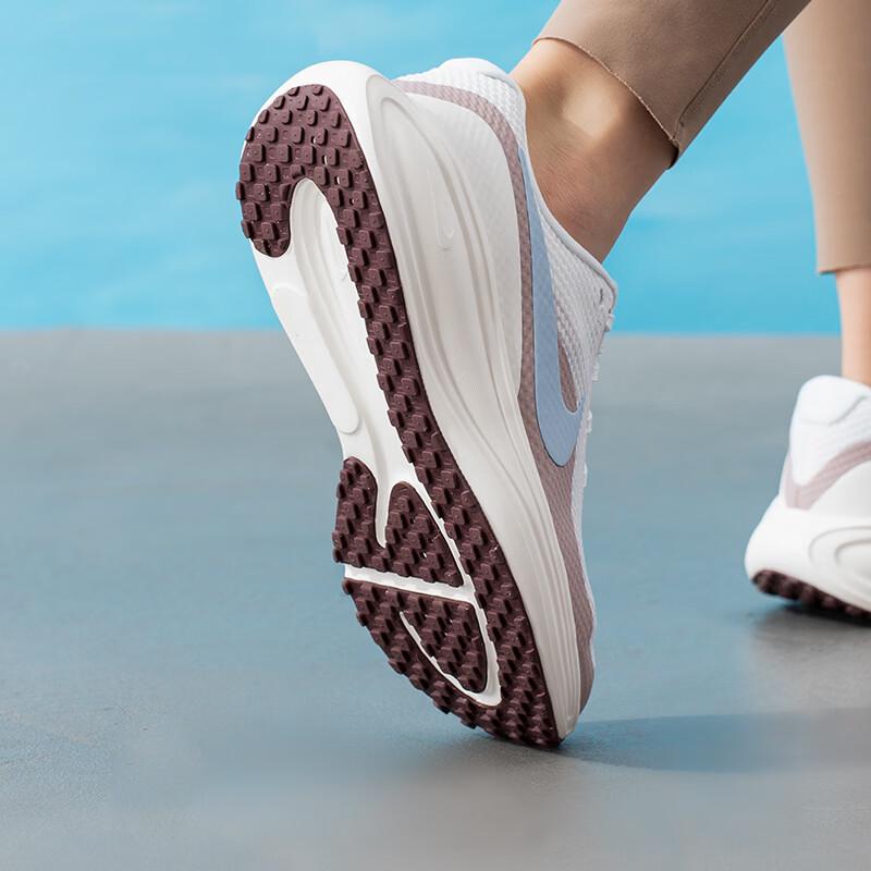 Nike Chaussures de Course Révolution 8 pour Femmes