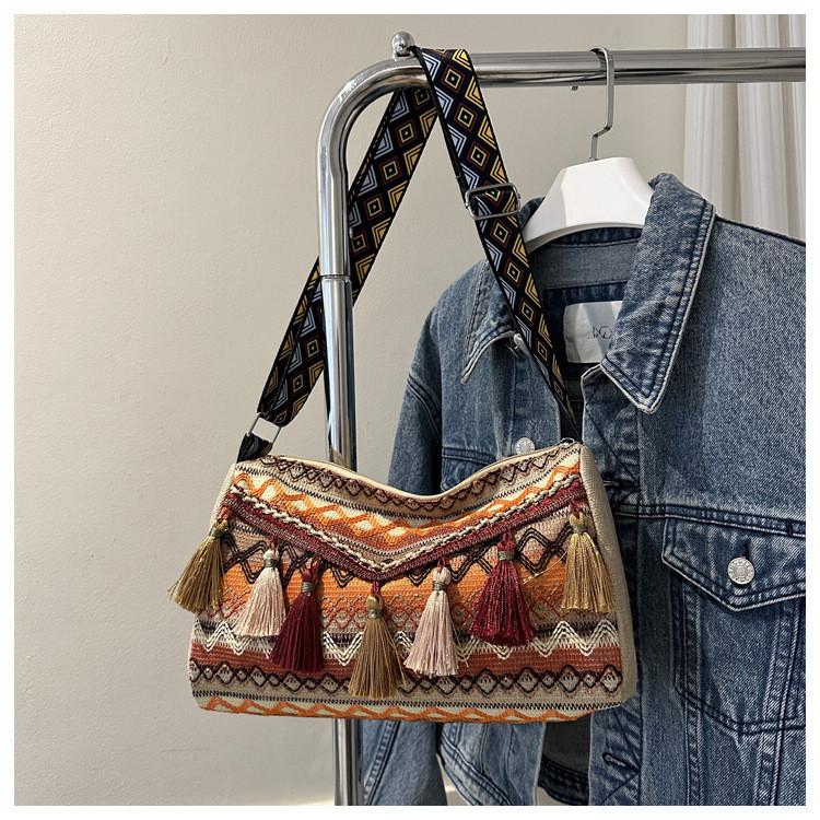 Chic Adjustable Shoulder Bag With Stylish Fringes And Elegant Diamond Pattern For Women