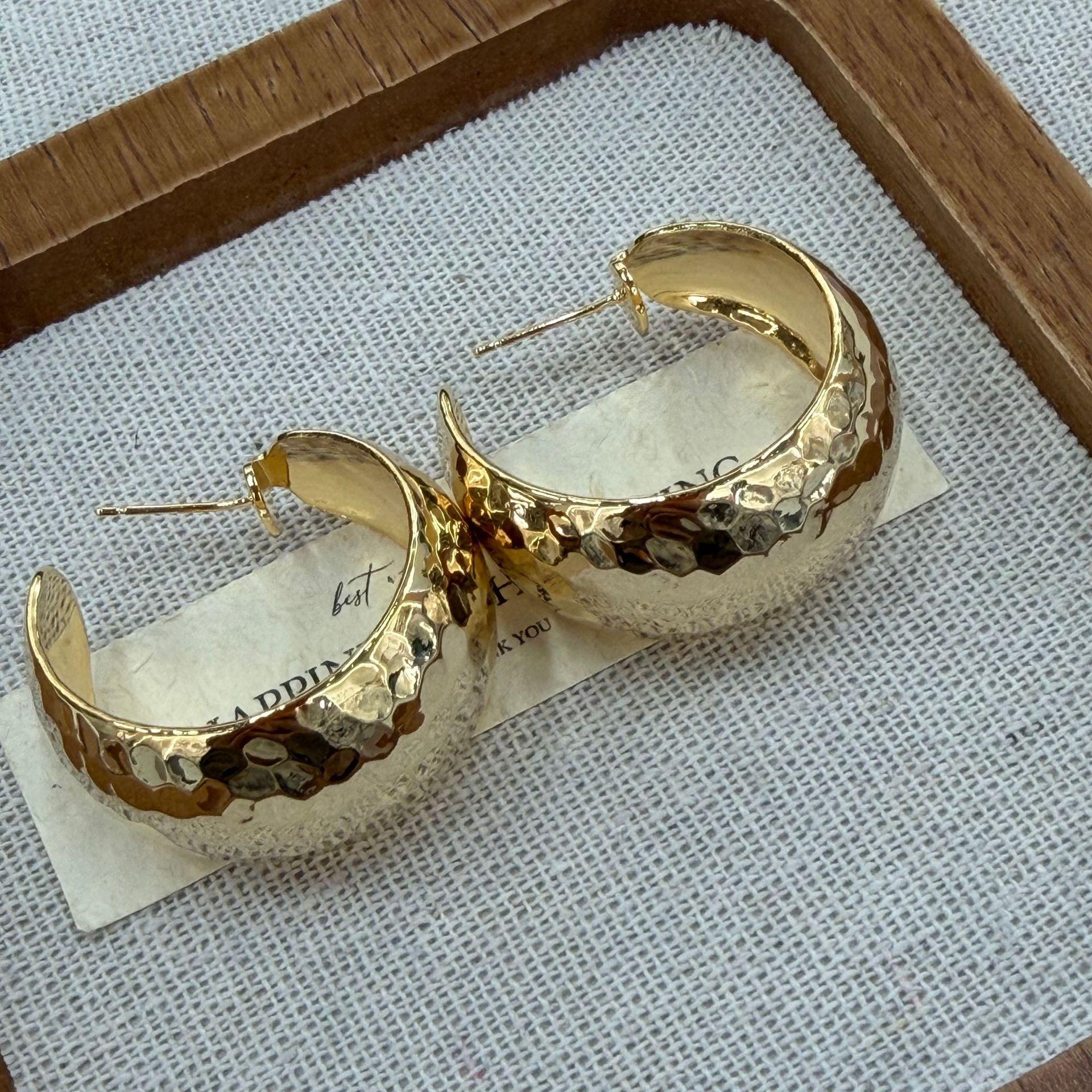 

Trendy Exaggerated Metal Wide-Sided C-Shaped Earrings, Earrings, Women S Niche High-End Temperament, Versatile Earrings. золотой