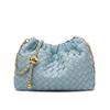 Borsa Tessuta con Catena a Palline Dorate - Borsa a Tracolla alla Moda con Tracolla e Design Pieghettato a Forma di Nuvola.