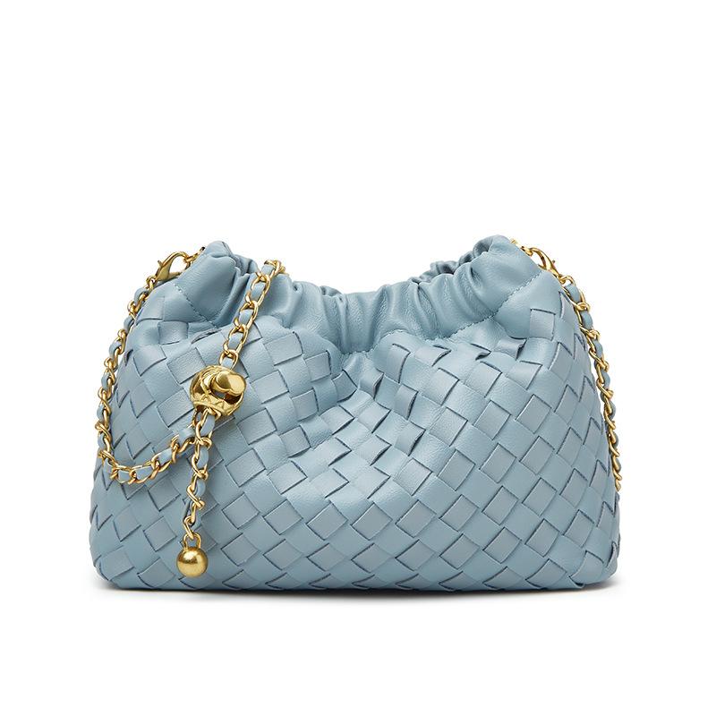 Borsa Tessuta con Catena a Palline Dorate - Borsa a Tracolla alla Moda con Tracolla e Design Pieghettato a Forma di Nuvola.