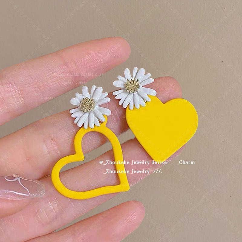 Dopamine flower ear hook women's new holiday style accessories ear clips without ear piercings, high-end seaside cute ear accessories