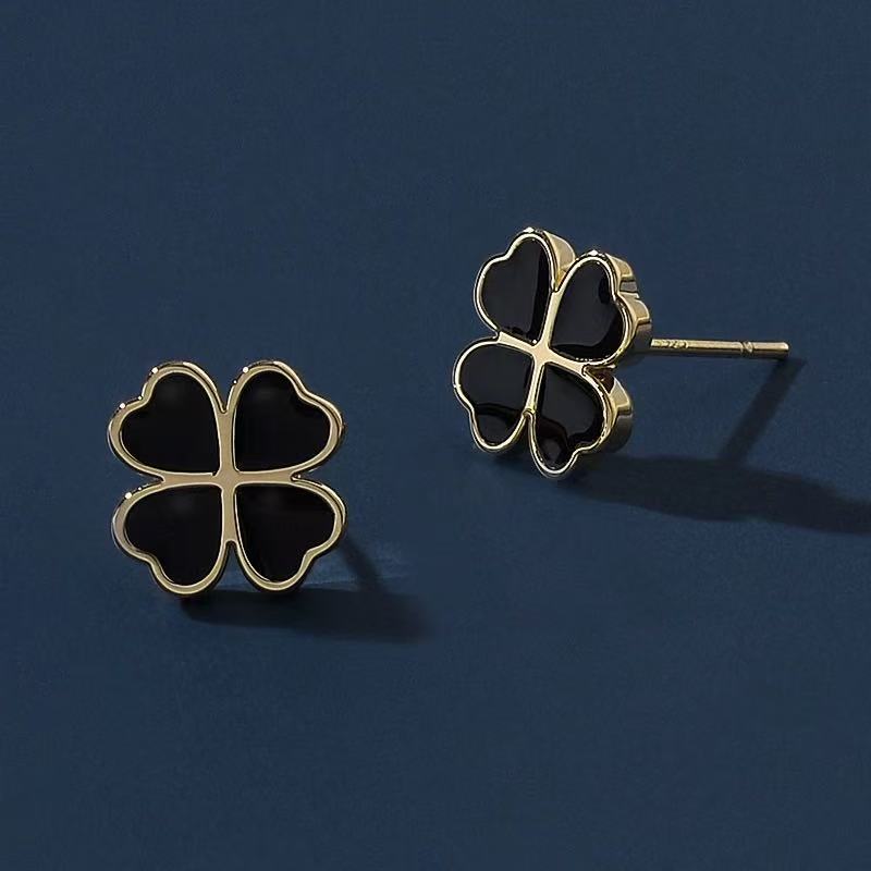 

Простые серьги Красные серьги Маленькие Четырехлистные капли травы Клеевые металлические серьги Роскошные высококачественные чувственные женские 925 Silver Needle