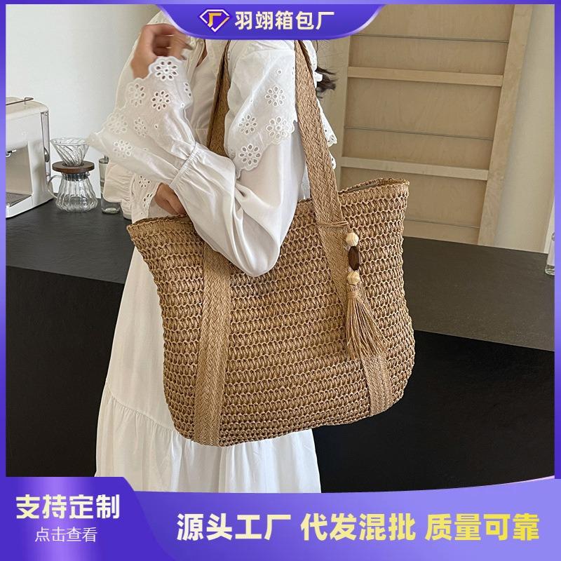 Large capacity seaside vacation beach bag women's new versatile woven straw bag commuter tote bag