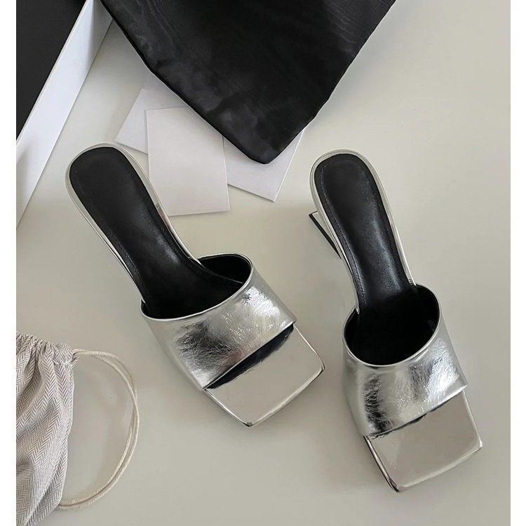 

2025 Новый дизайн Лаконичные танкетки Высокие каблуки Женские шлепанцы Квадратный носок Вечернее платье Слайдеры Летняя обувь Странный стиль 35 серебряный