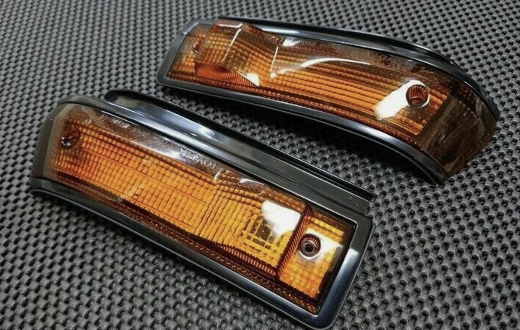 

Toyota Genuine Trueno AE86 Sprinter Turn Signal Lamp Lens LH RH Pair Set