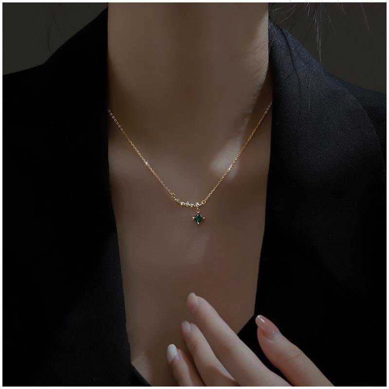 

Ожерелье с квадратным зеленым бриллиантом, женская модная легкая роскошная цепочка на ключицу с улыбкой