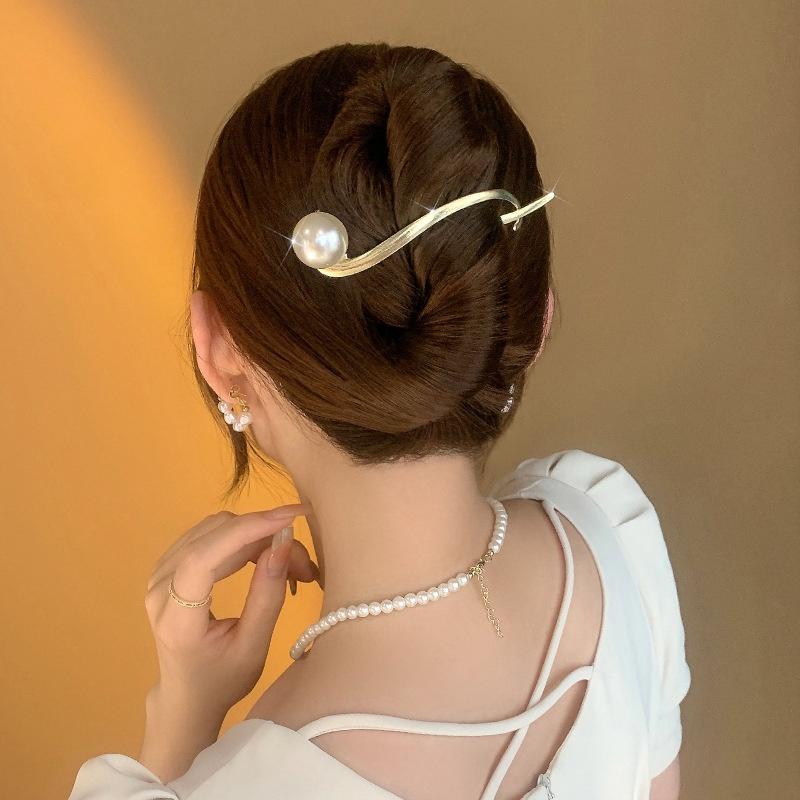 

Metal Butterfly Twist Hair Clip Pin Vintage Banana Hair Claw Clips Gothic Punk Style Ponytail Holder for Women Hair Accessories