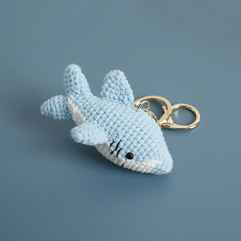 מחזיקי מפתחות קמע כריש חמודים מיני מצוירים מחזיק מפתחות לרכב סרוג ביד תליון יפה ויצירתי לתיק גב תיק יד קישוט מתנות