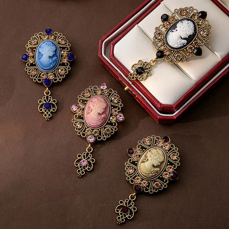 

Medieval Beauty: Exquisite Brooch with Relief Design and Inlaid Diamonds
