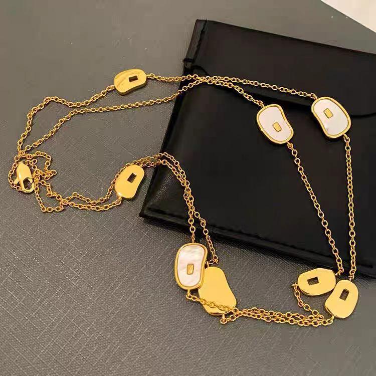 Chaîne de pull polyvalente style Hong Kong français fer à cheval longue multicouche empilée tempérament