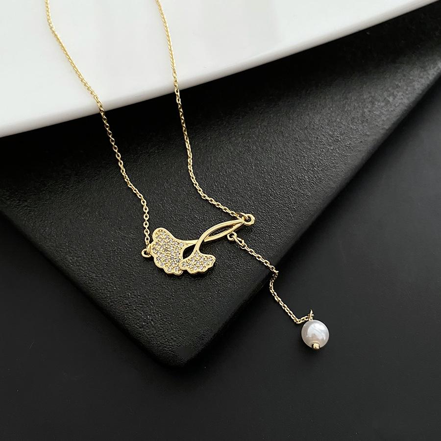 

Ожерелье из позолоченных листьев гинкго с жемчугом: Элегантная женская цепочка на ключицу