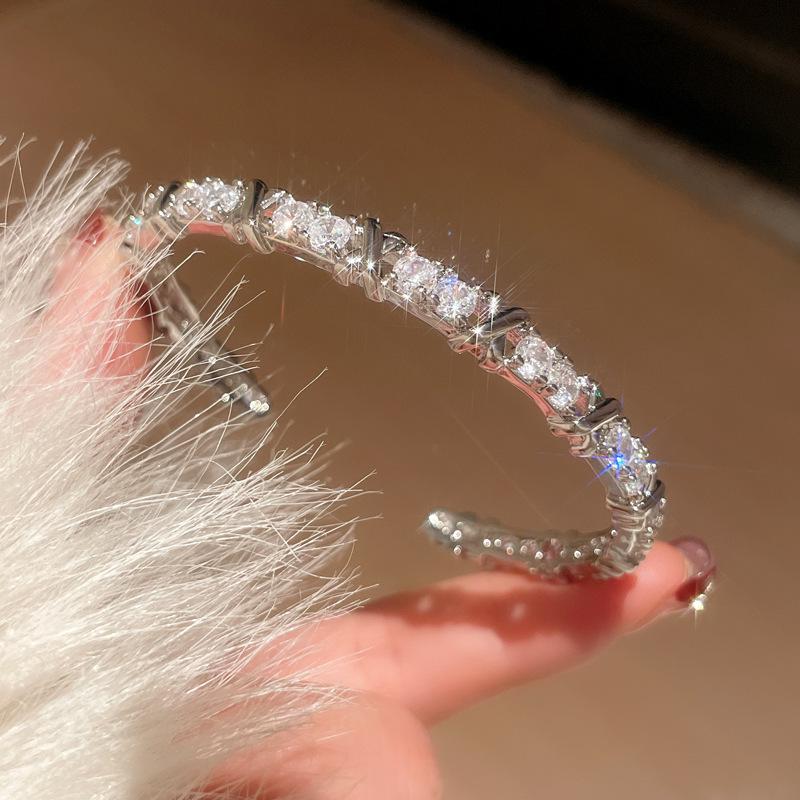 Корейский браслет-буква с цирконами: Браслет в стиле «холодная роскошь»