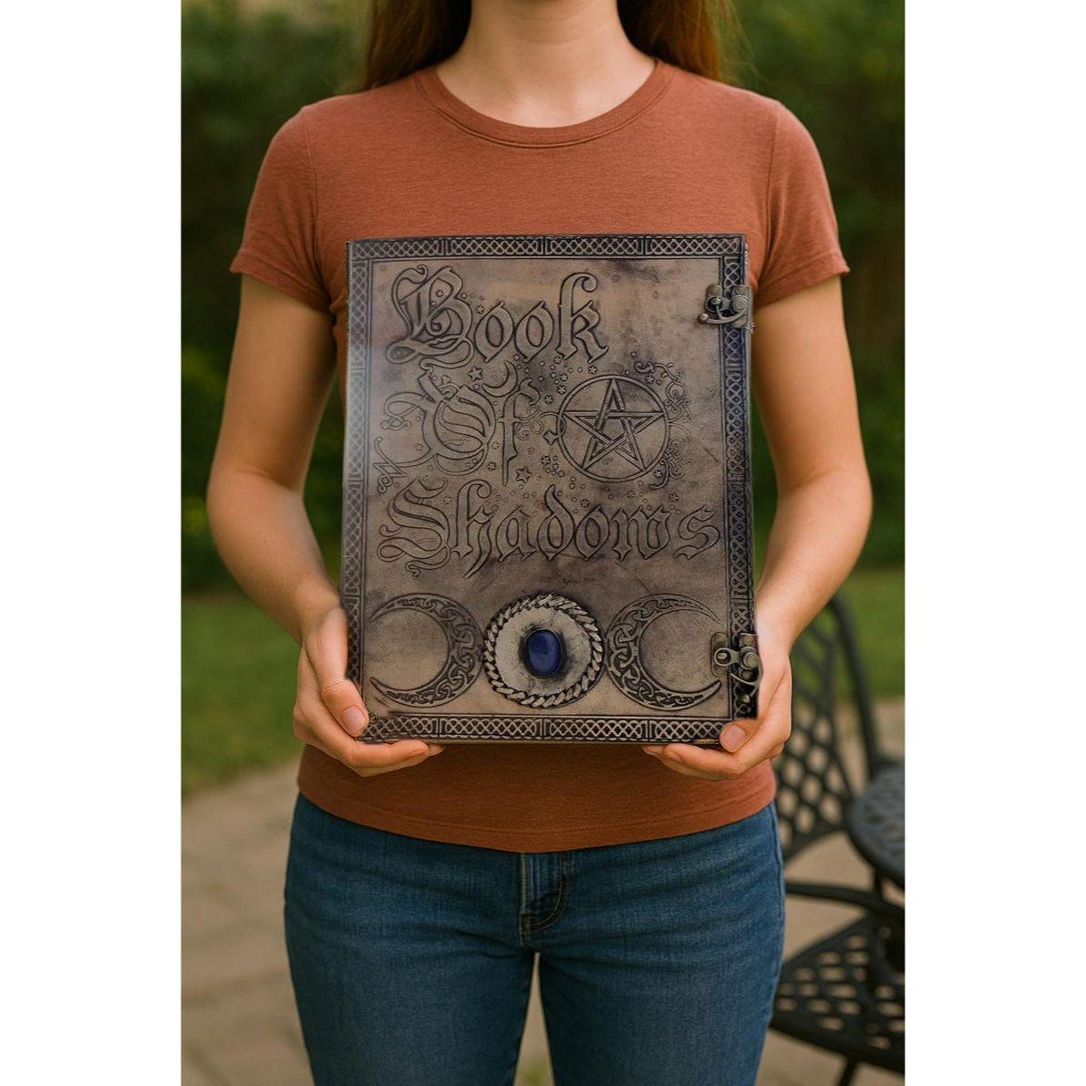 

Книга Теней Большой кожаный блокнот Гримуар Кожаный журнал Блокнот для магических заклинаний, Подарок на Хэллоуин для, Блокнот для женщины и мужчины 13 x 10 in