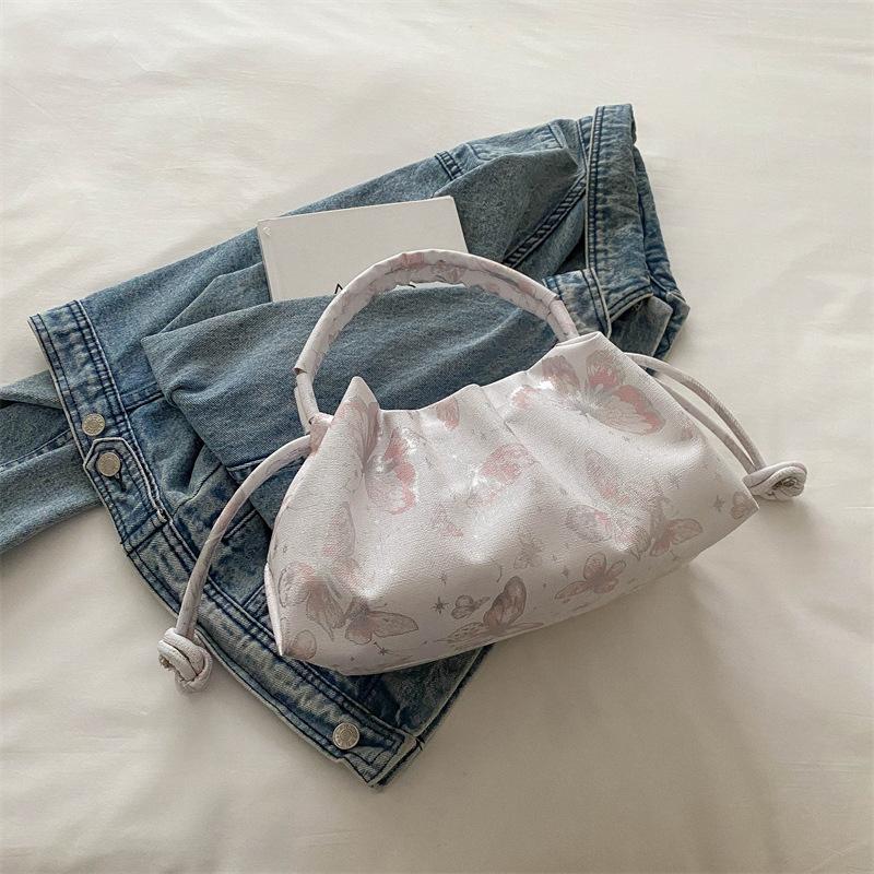 

В этом году популярны плиссированные сумки-облака, новые литературные и художественные бабочки большого объема в китайском стиле, корейская версия, небольшие свежие повседневные сумки розовый