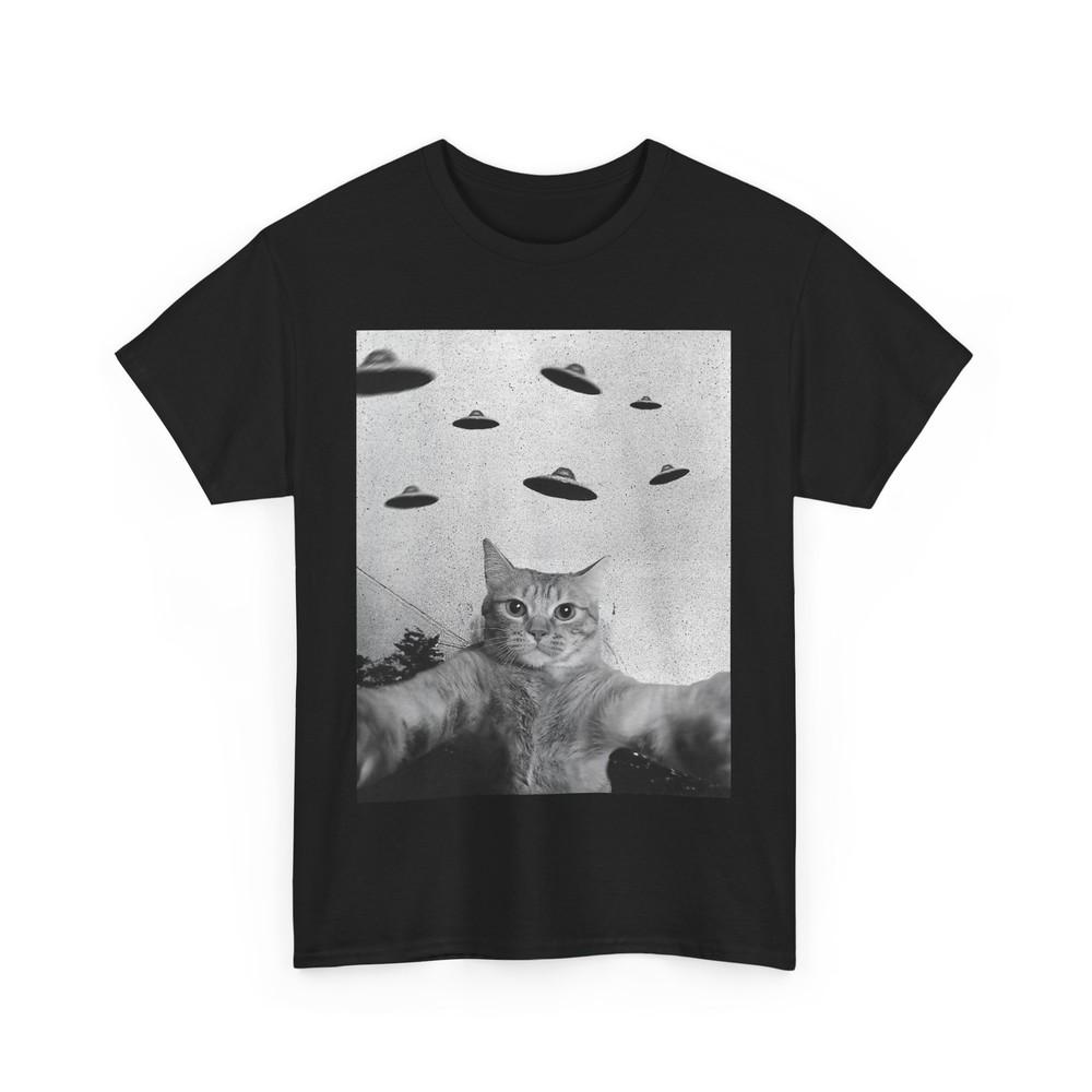 Cat Selfie with UFO Shirt, Cat Space Lovers Cats Owner Women Men T-shirt