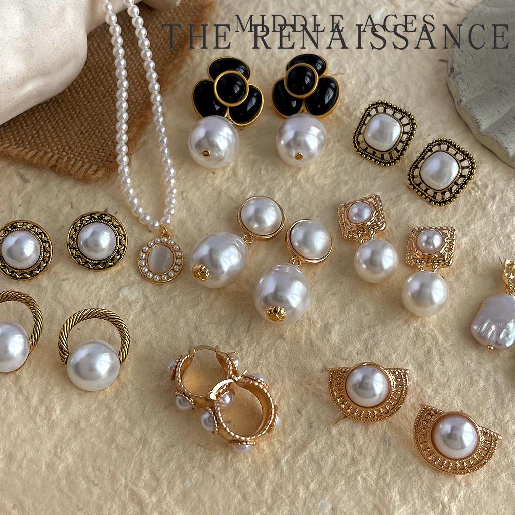 Pre-Owned Baroque Pearl Floral Stud Earrings: Vintage French Retro Light Luxury Jewelry