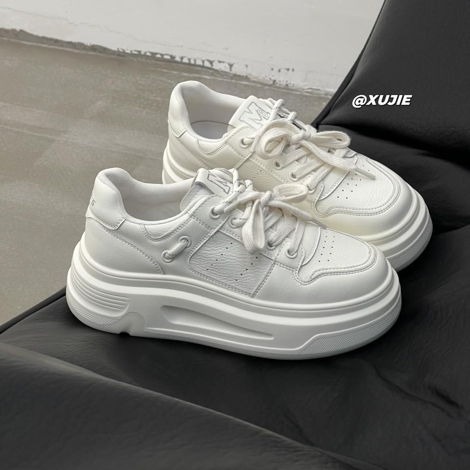 2025 Frühling und Herbst neue beliebte ins trendige leichte rutschfeste dicke Sohle erhöhende lässige Board-Schuhe Leder weiße Schuhe Damen