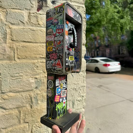 Yousheng Miniature American Payphone Decoration 1/12 Scale Vintage Mini Graffiti Payphone Model Dollhouse Urban Street Phone Home Office Ornament