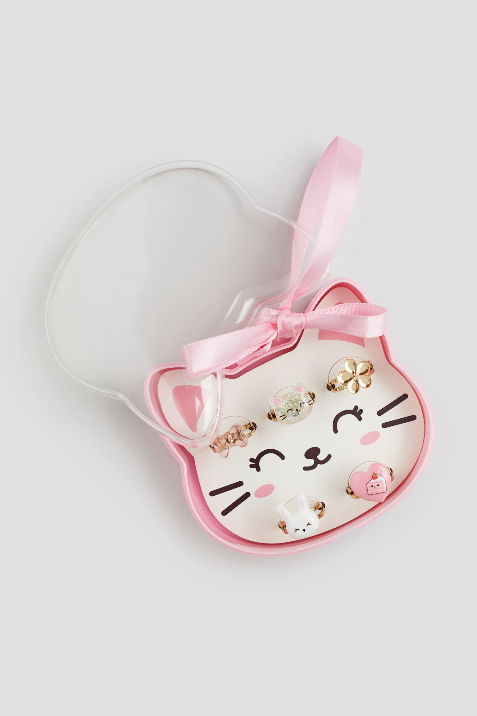 

5 колец в коробке.