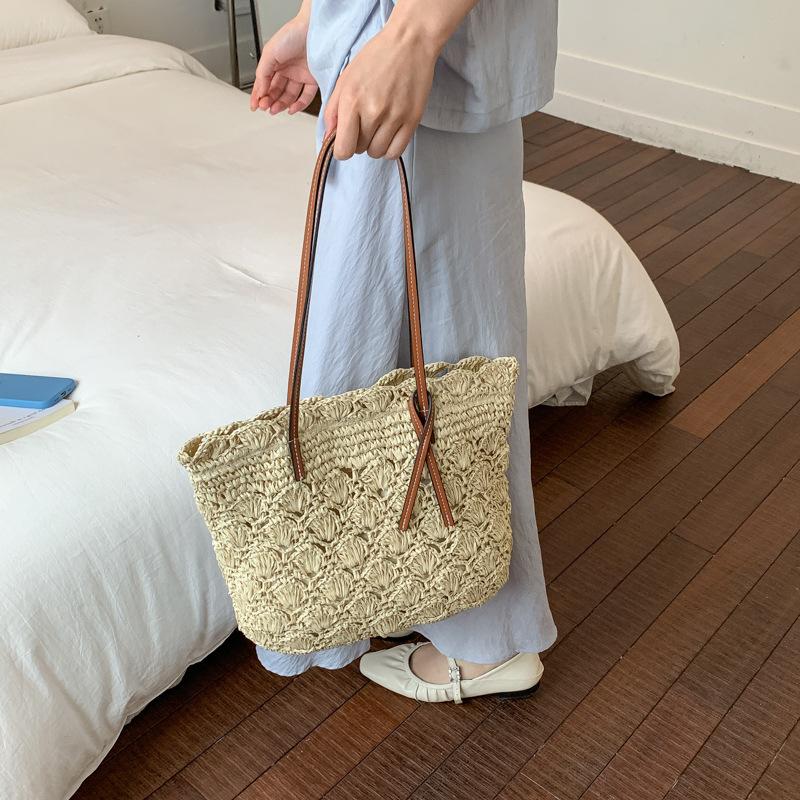 Handgewebte Strohtasche für Damen Sommer-Strandtasche mit Ledergriffen und Muschelmuster-Design