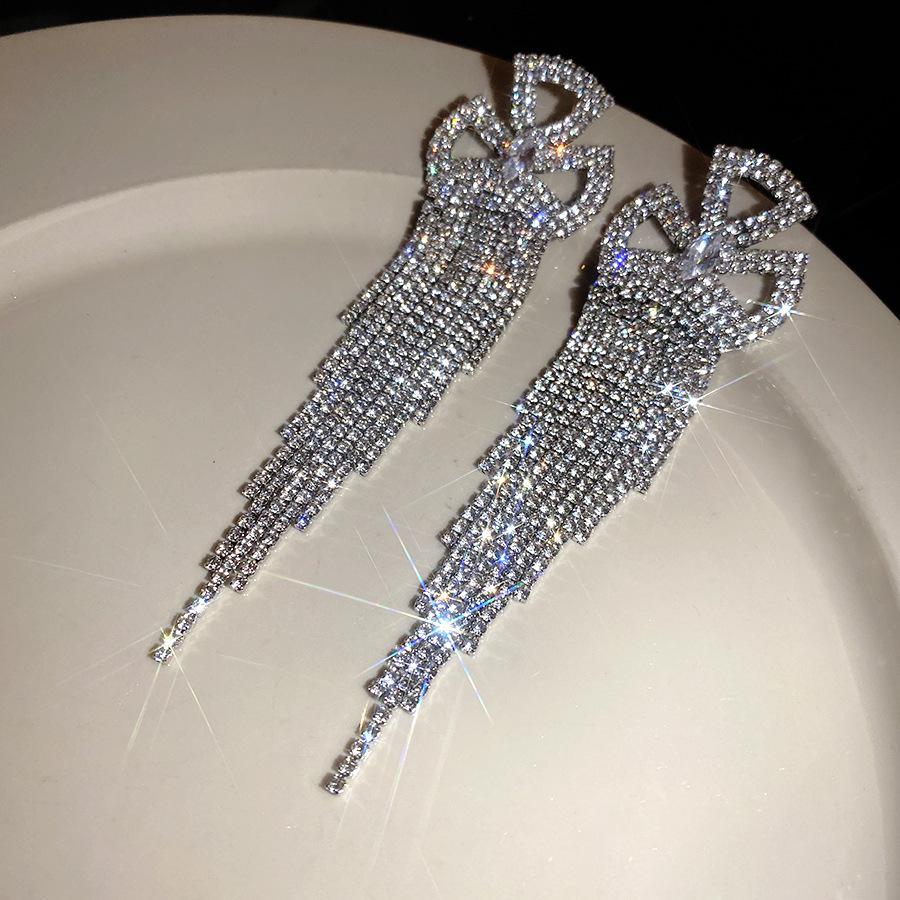 

Fashion exquisite silver needle diamond-encrusted flower fringed stud earrings personalized temperament earrings light luxury high-end earrings