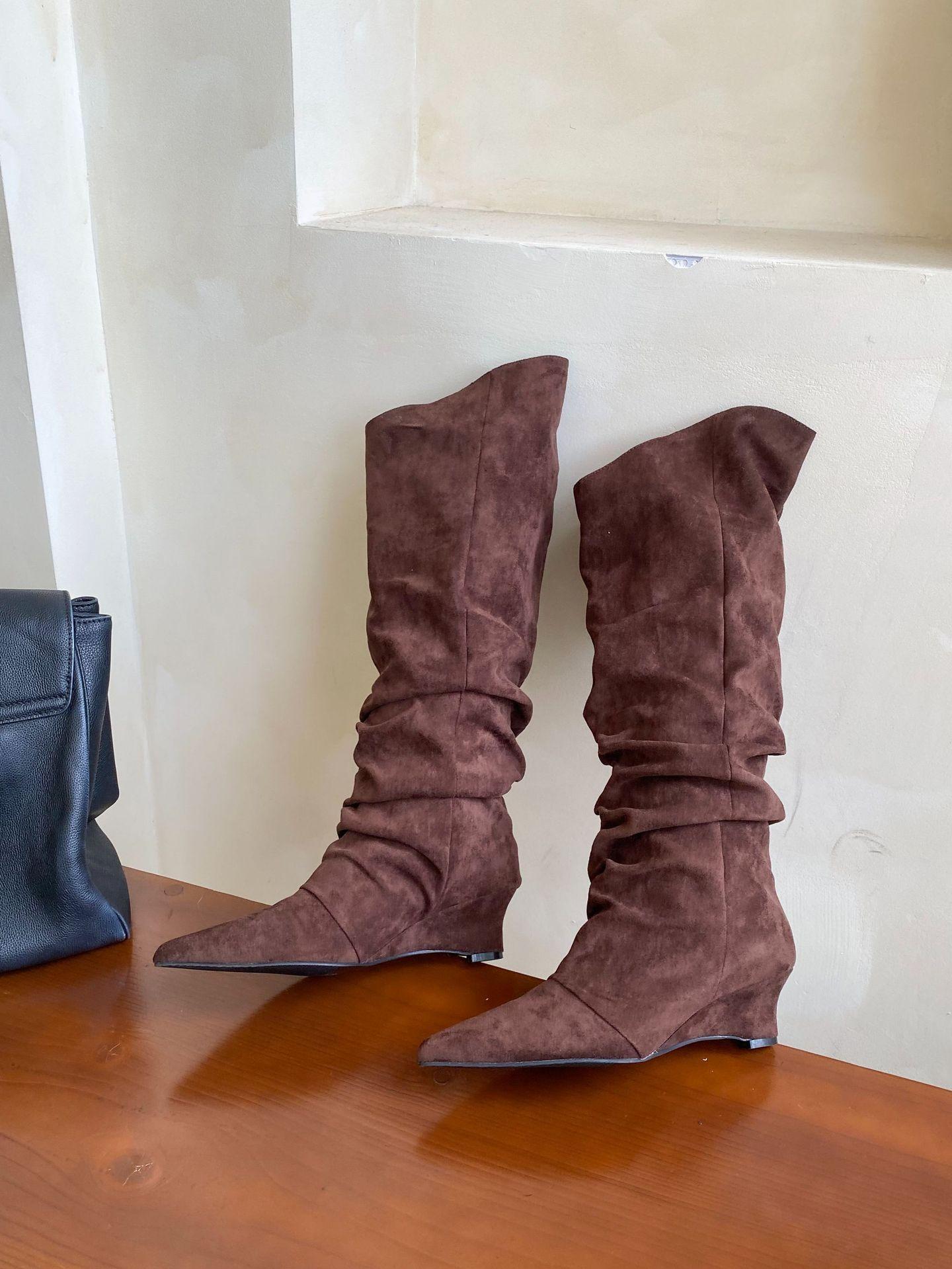 

Женские замшевые плиссированные ботинки на каблуке, новые осенне-зимние 2025, остроносые ковбойские ботинки в западном стиле с отворотом, высокие ботинки 39 коричневый