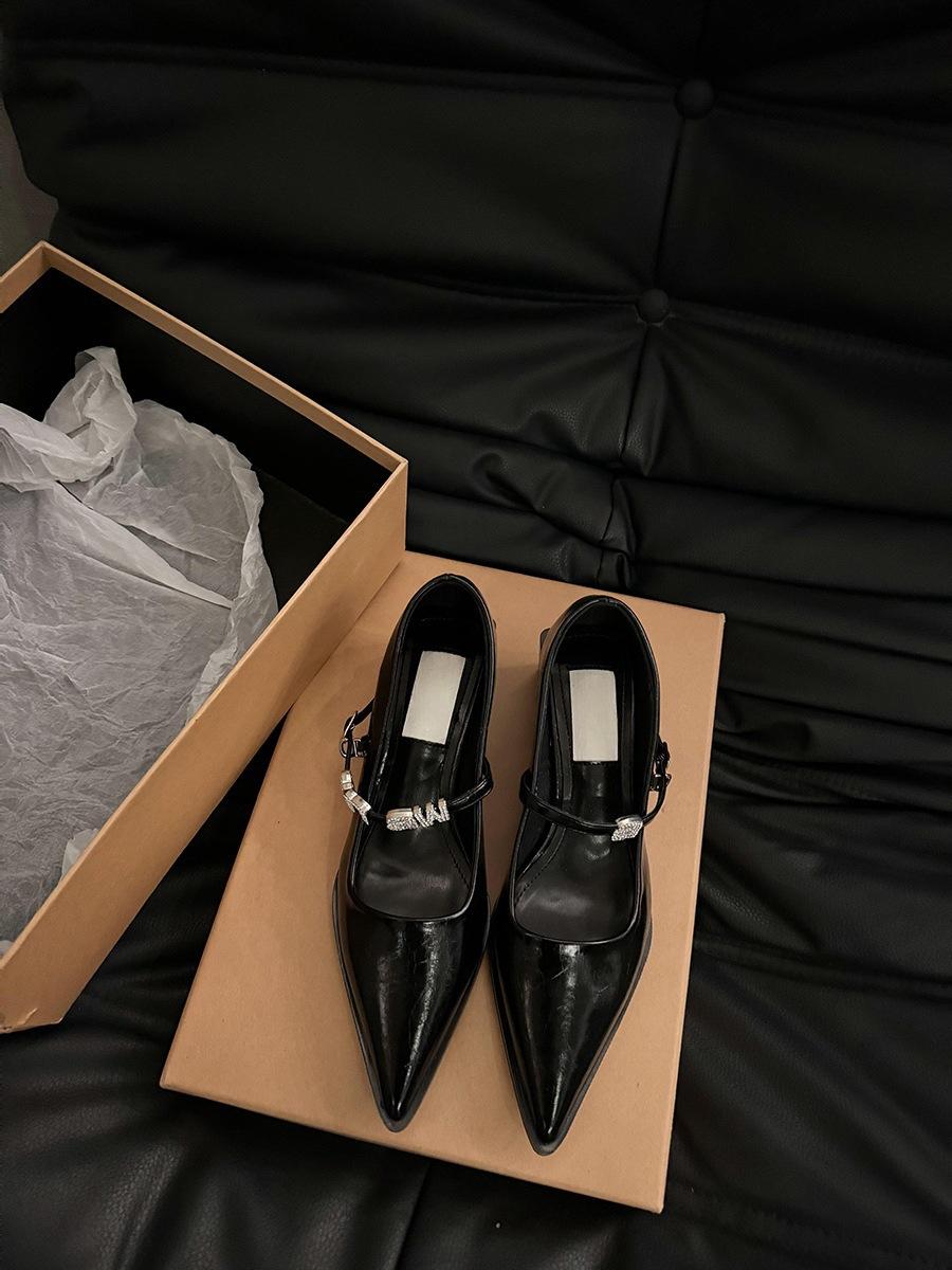 

Туфли Мэри Джейн на французском толстом каблуке, женская обувь на весну и осень 2025 года, новые популярные туфли с острым носком, маленькие кожаные туфли, вечерние серебристые одинарные туфли 39 чёрный