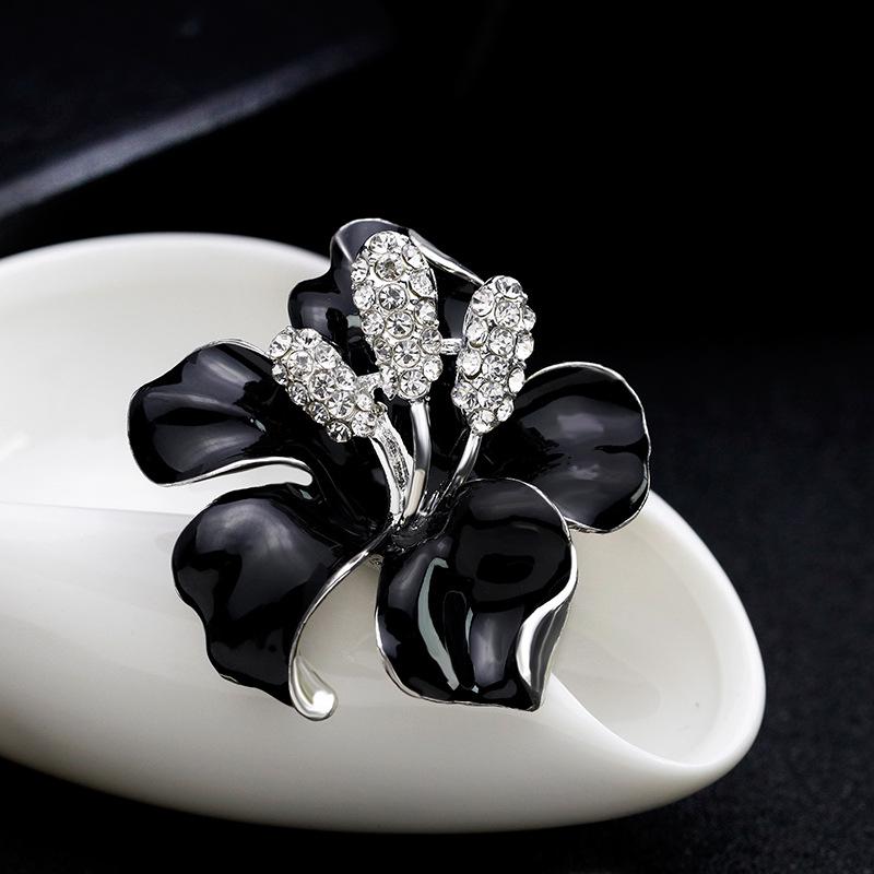 Fashionable Ladies' Christmas Tree Brooch Alloy Diamond Studded Rhinestone Chest Flower Accessory Christmas Brooch