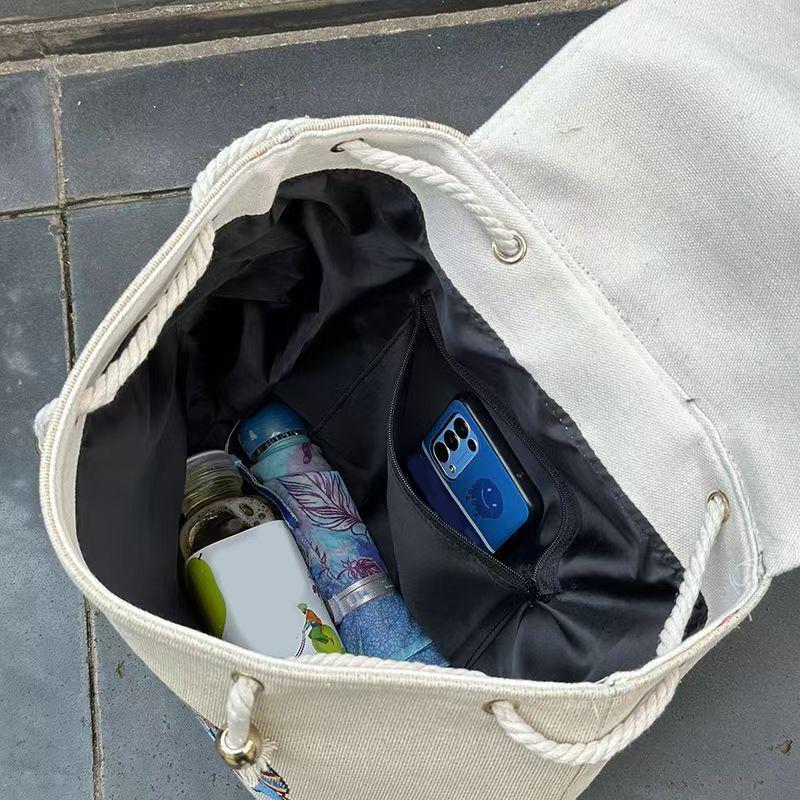 2025 Nová taška v etnickém stylu Vyšívaná plátěná taška Stahovací klopa Batoh Dámský ležérní Batoh s výšivkou zlatou nití