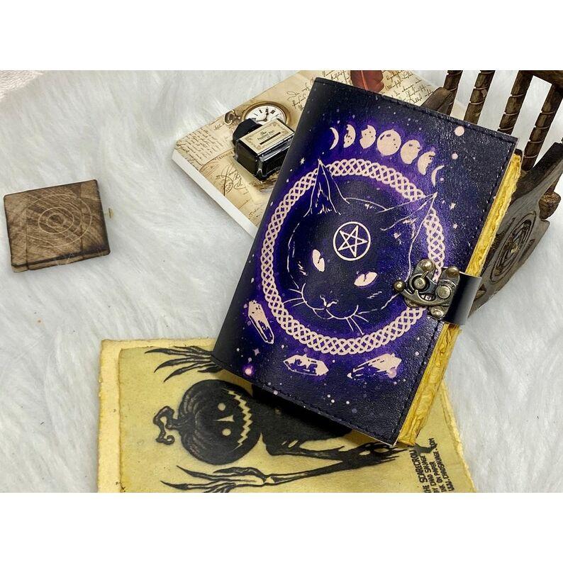 

Book of Spell Leather Journal Magic Celtic Cat Vintage Leather Junk Journal Book of Shadows Vintage Grimoire Journal Gifts for Men and Women 7 x 5 in - 100 Sheet