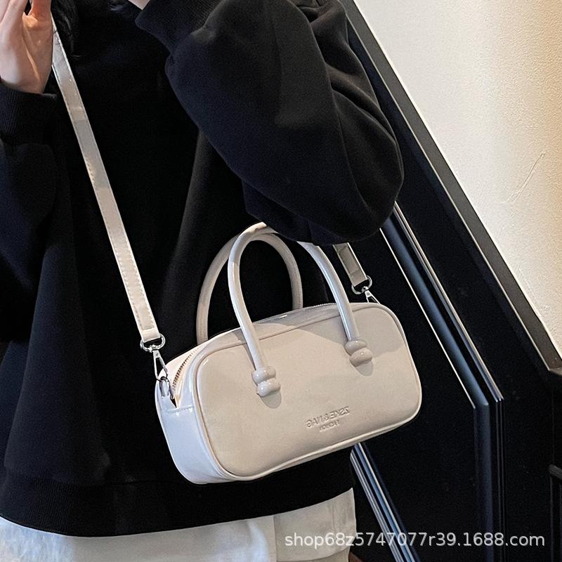 Super fire niche design bag female 2025 Chinese New Year French aunt wearing messenger bag exquisite portable small bag