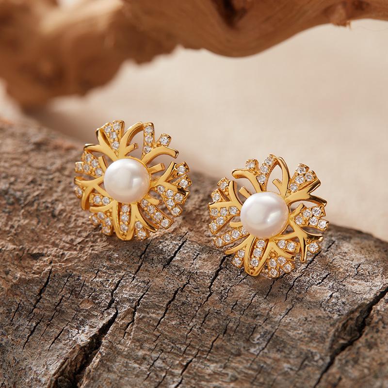 

S925 Sterling Silver Inlaid With Natural Pearl Colored Treasure Stud Earrings, Fashionable Luxury, Diamond-Set Flower Design, Light Luxury