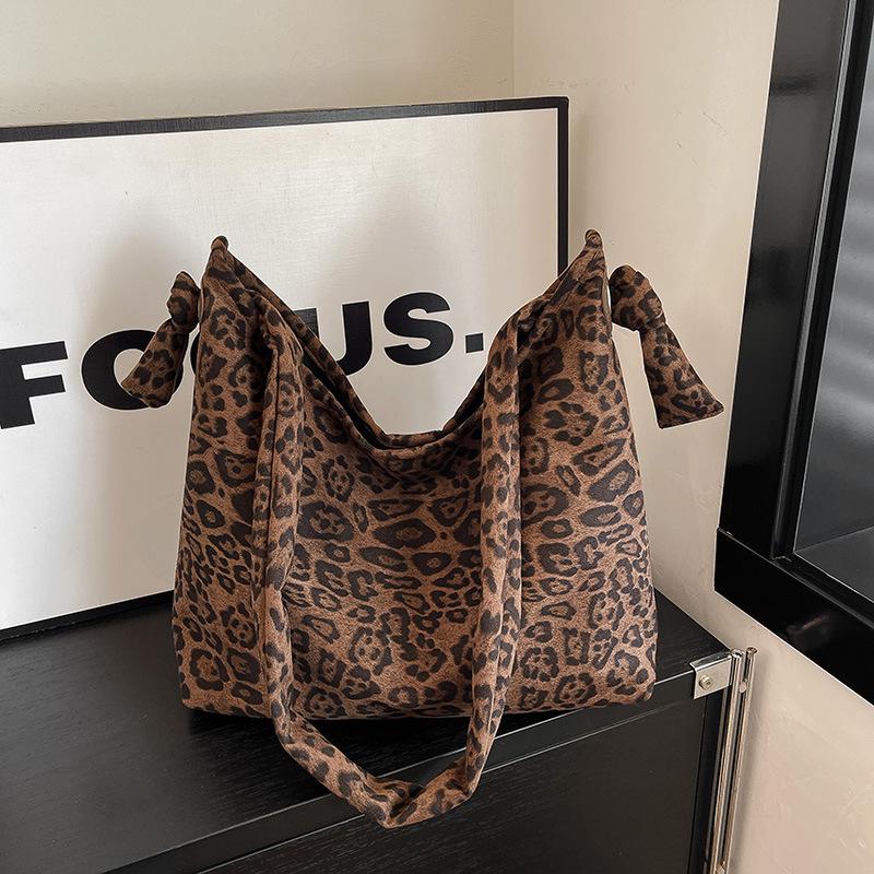 

2025 retro simple large-capacity shoulder bag autumn and winter new trend women s tote bag casual messenger bag