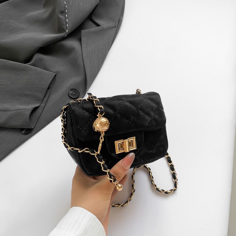 

2024 новая летняя простая сумка через плечо в корейском стиле, модная популярная сумка-мессенджер, простая модная большая вместительная маленькая квадратная сумка чёрный