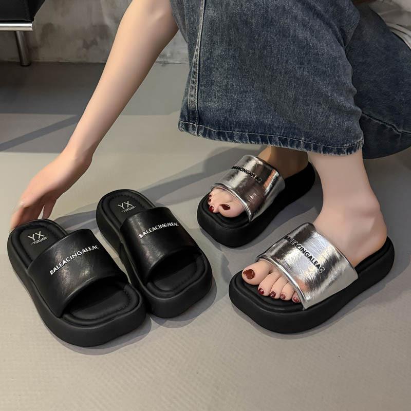 Casual thick-soled muffin one-word slippers for women to wear in the summer of 2025, new models for stepping on shit, beach fashion, cool slippers