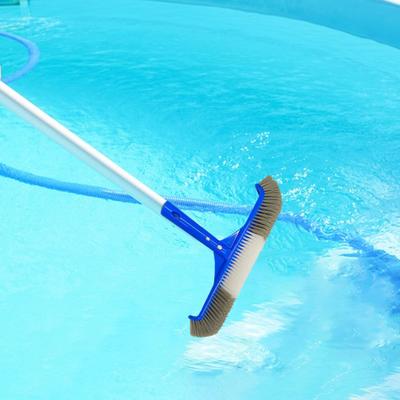 Universeller Bürstenkopf für Schwimmbäder. Design mit steifen Borsten und gebogenen Enden. Hocheffiziente, robuste Scheuerbürste für Poolfliesen.