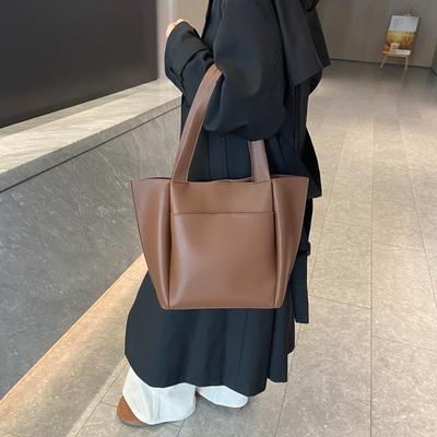 Die neue Tragetasche ist modisch und schlicht, eine Schultertasche mit großem Fassungsvermögen, eine einfarbige Handtasche und eine Damentasche.