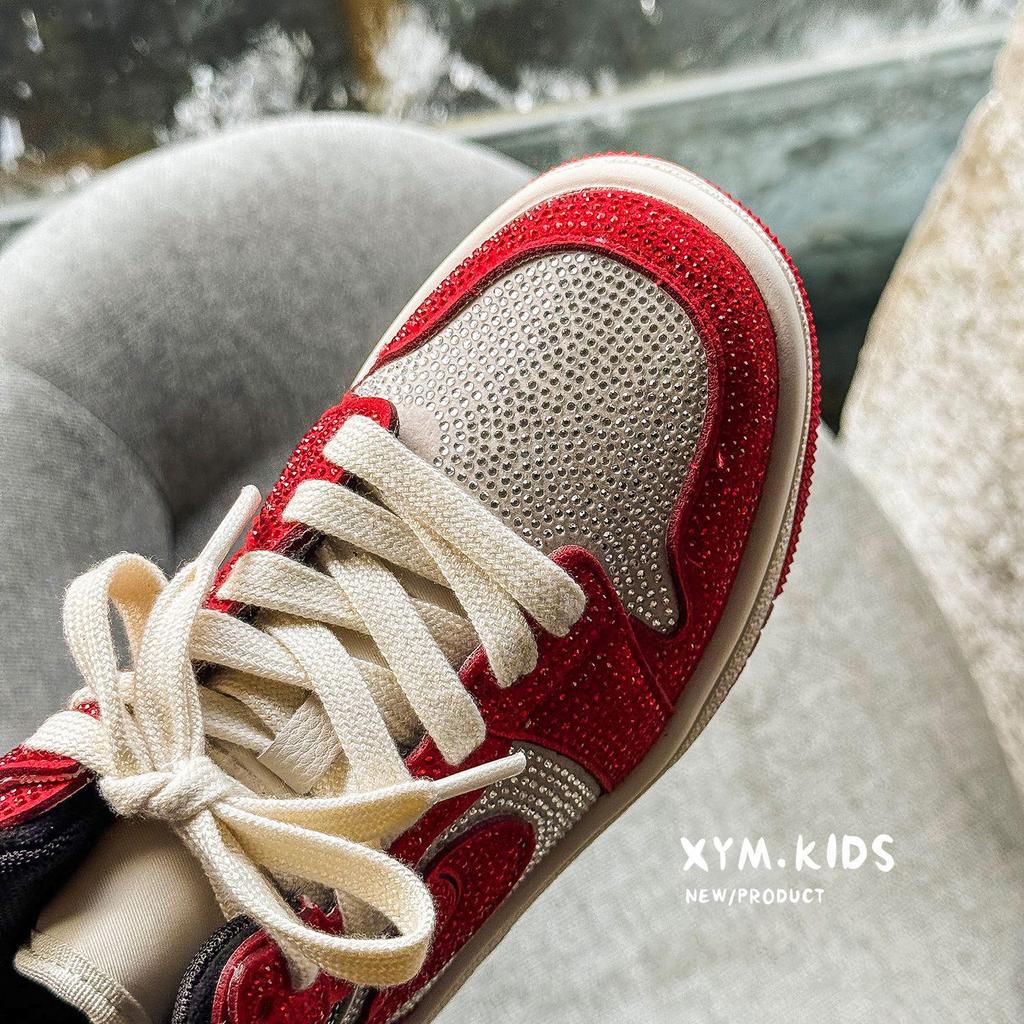 Jarní dětská móda 2026 Červené vysoké tenisky s kamínky