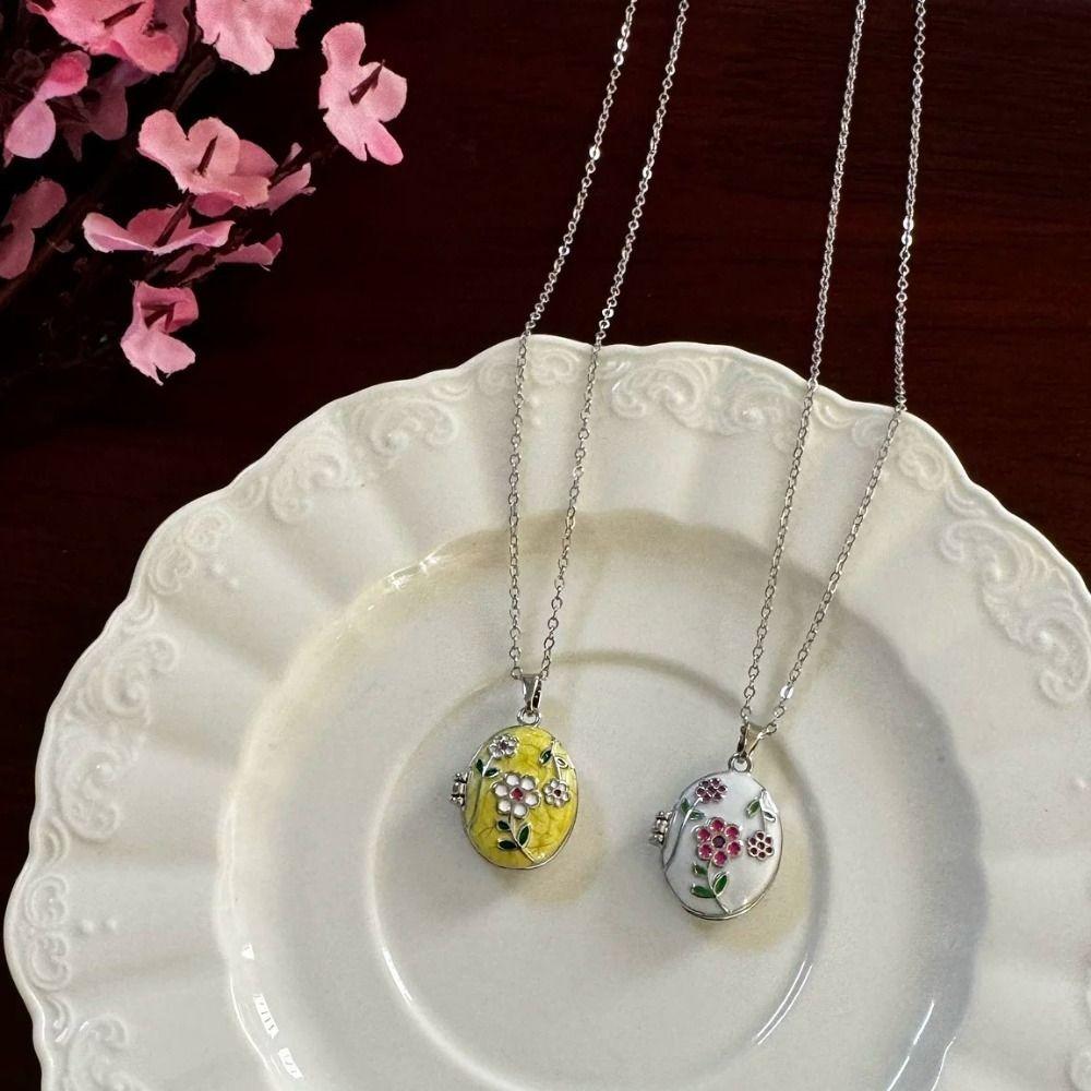 Titanium Steel Photo Locket Pendant Necklace Opening and Closing Lid Gold Clavicle Chain  Girl