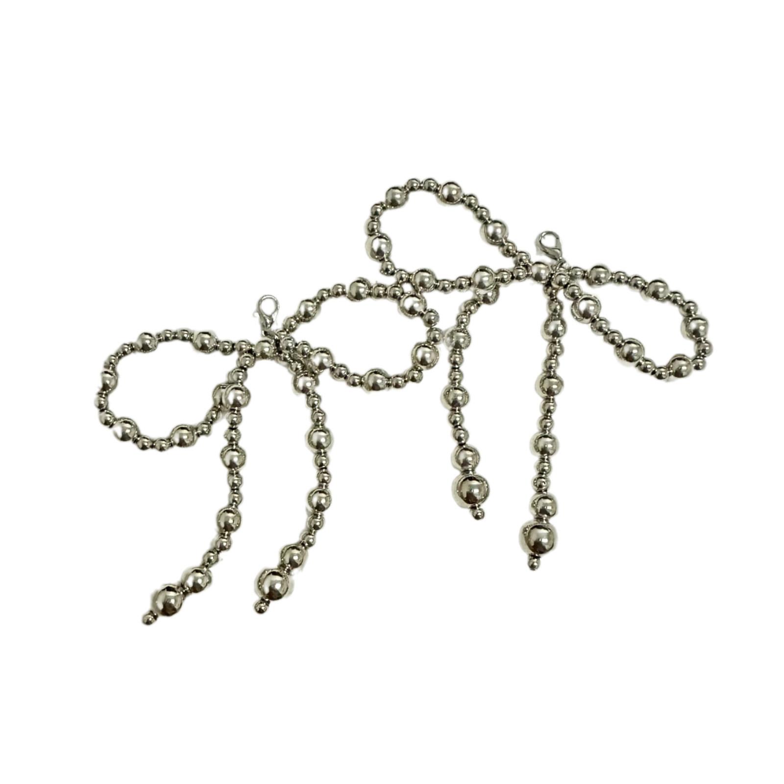 

Стильные украшения для обуви с кристаллами. Красивый брелок с украшением из кристаллов для обуви. Стильная подвеска-бантик из бисера для обуви. серебряный