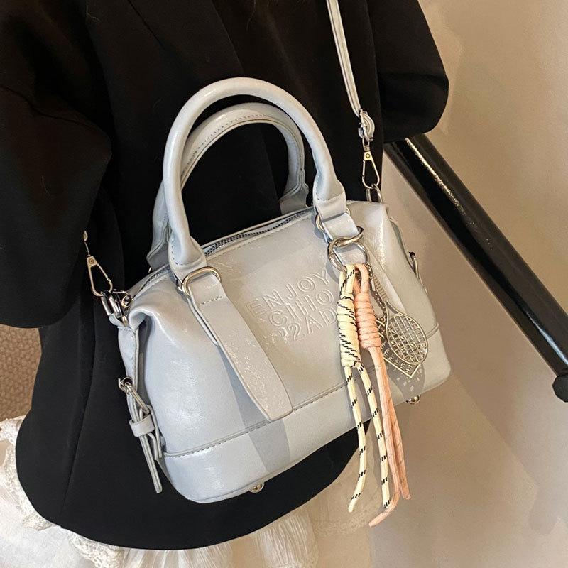 New product wholesale Korean fashion super fire high-end soft leather portable pillow bag versatile commuter casual messenger women's bag