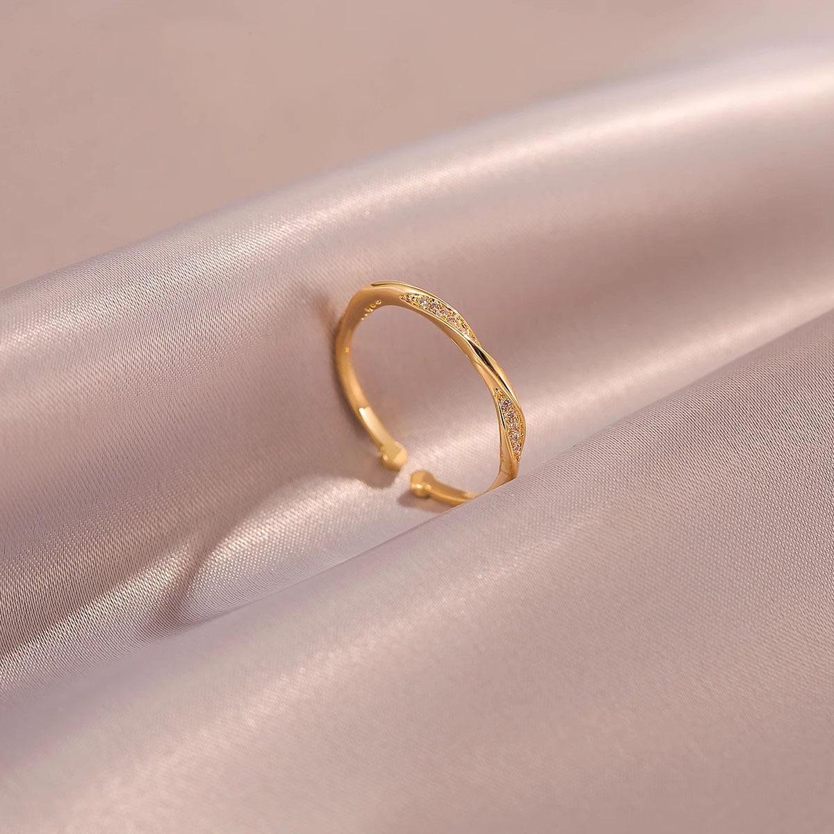 Möbius Women s Luxury Adjustable Couple Ring - Elegant Design Adjustable