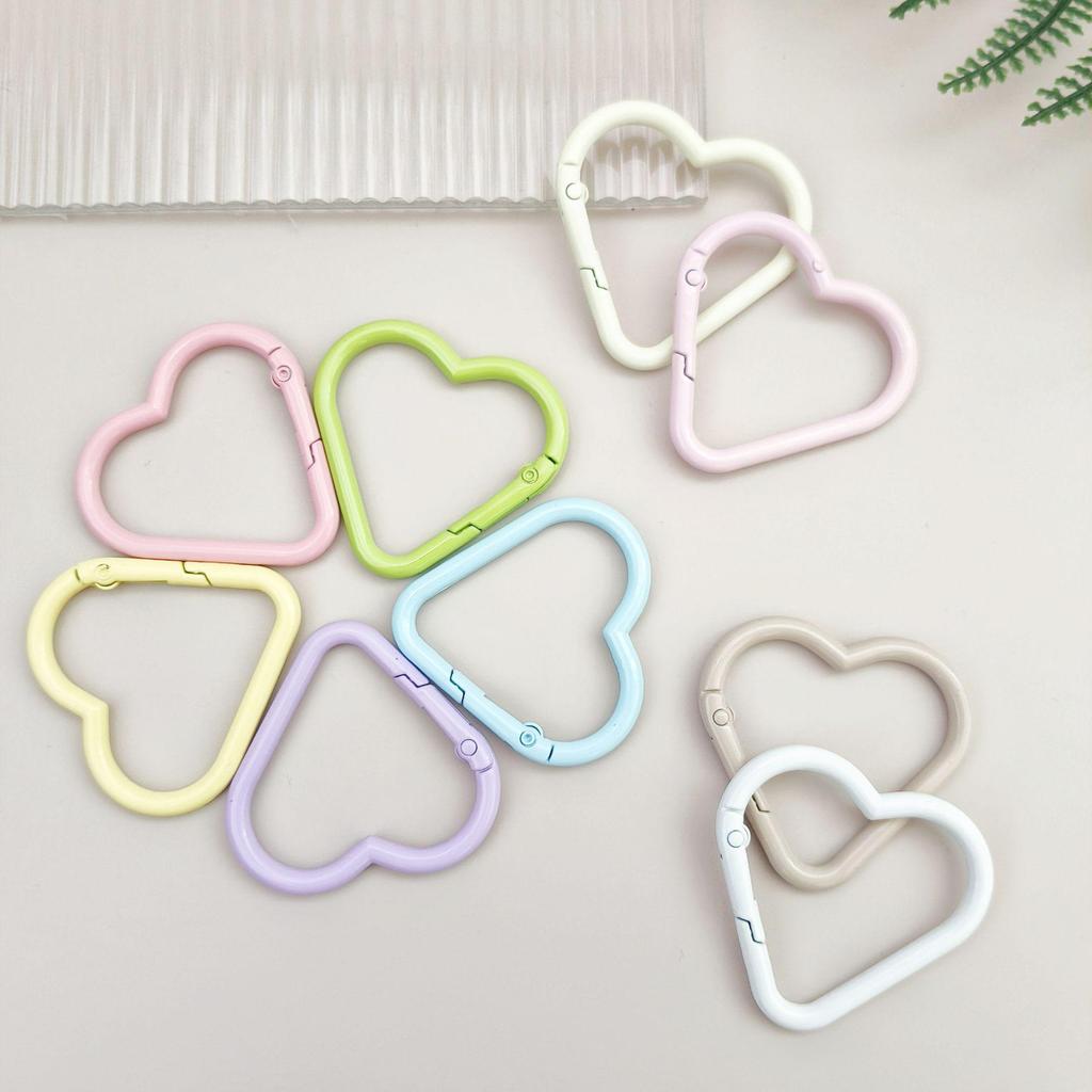 Portachiavi a forma di cuore colorato con moschettone a molla in lega di zinco e moschettone per aggancio animali domestici