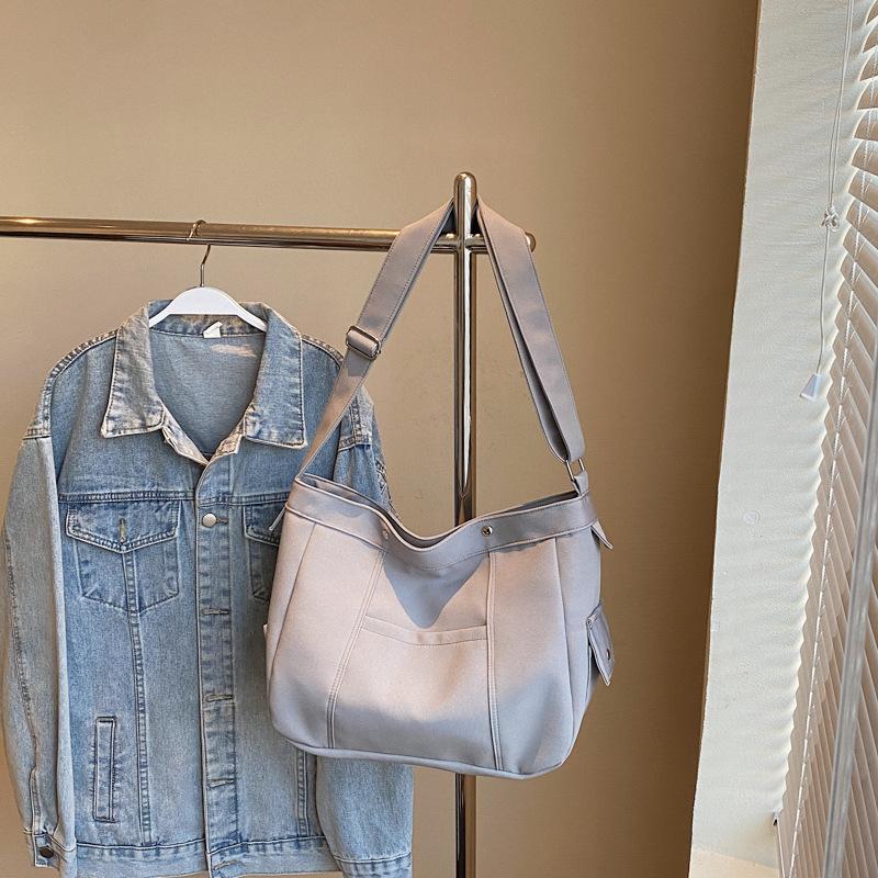 

Сумка кроссбоди, большая вместимость, однотонная, простая студенческая для поездок на занятия, весенняя сумка на плечо 2025, повседневная сумка-тоут в зарубежном стиле серый