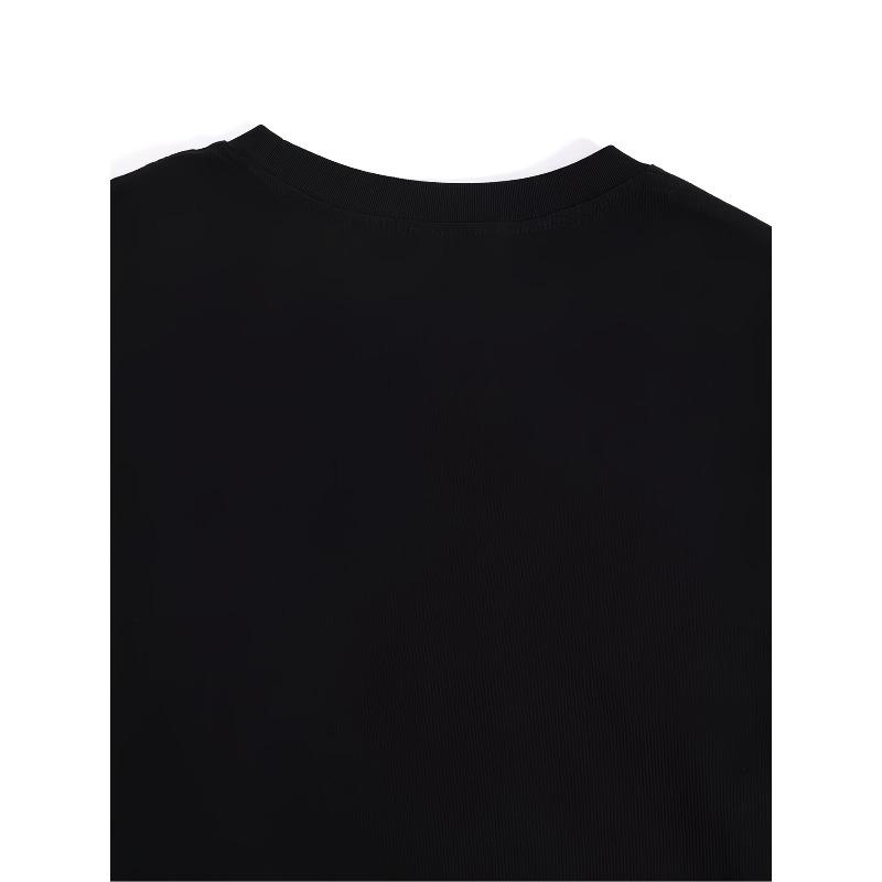 Europese Maat Zwart Sport T-shirt met een Voetbal En Sneakers Ontwerp, Perfect voor Training, Wedstrijden En Casual Uitjes, Gemaakt van Ademend Materiaal